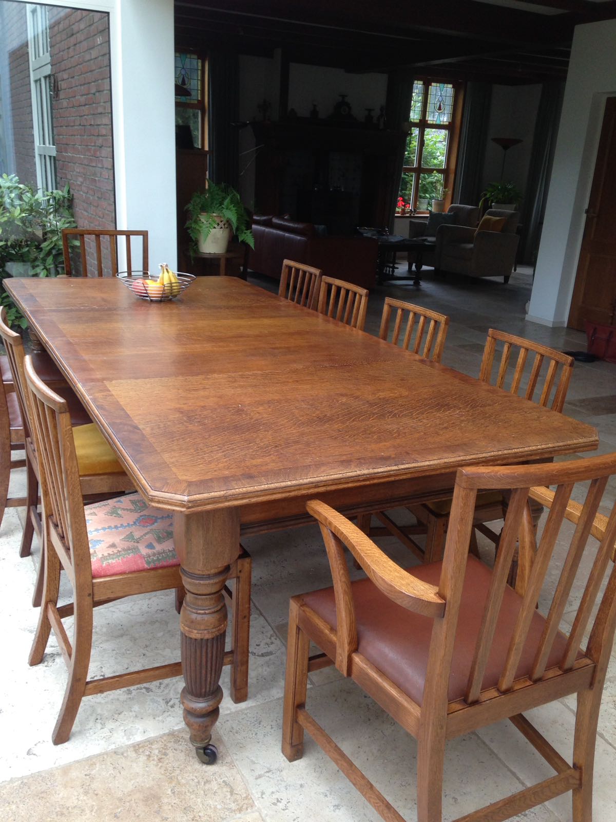 restauratie eiken houten eettafel met fauteils en stoelen