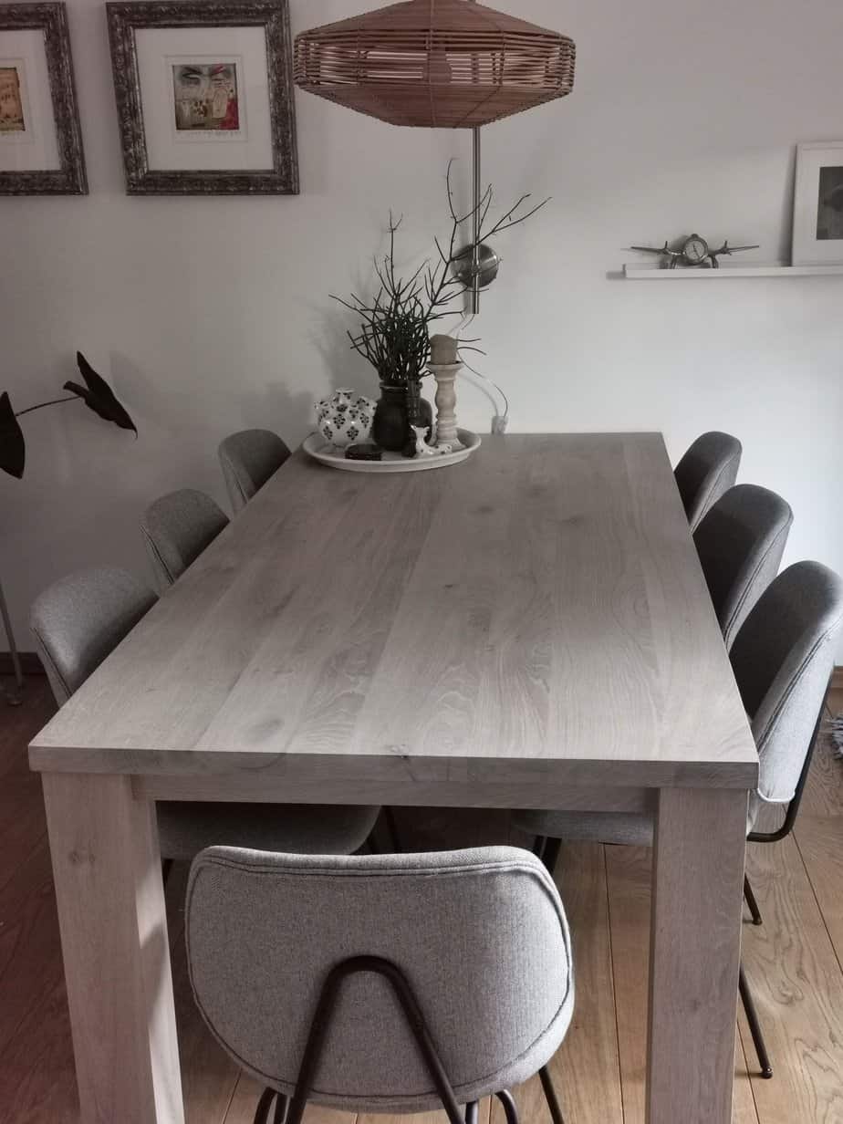 Eiken tafel na behandeling met kleurolie.